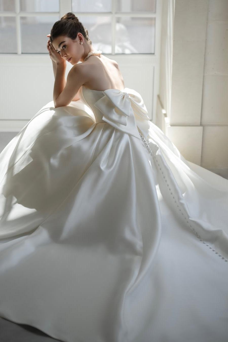 Exquisite White Satin Sleeveless Strapless Long Pleated Wedding Dress with Bow | Ballbella