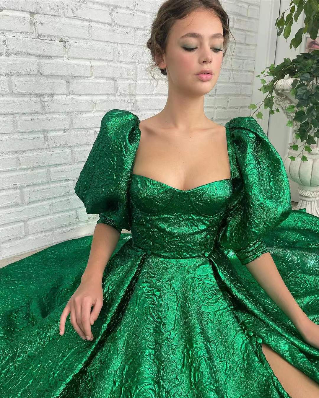 Chic Sweetheart Split Green Evening Dress with Short Sleeves | Ballbella