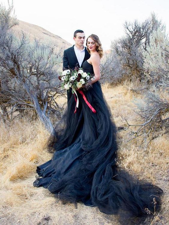 Elegant Black Strapless A-line Wedding Dress with Tulle Floor-length