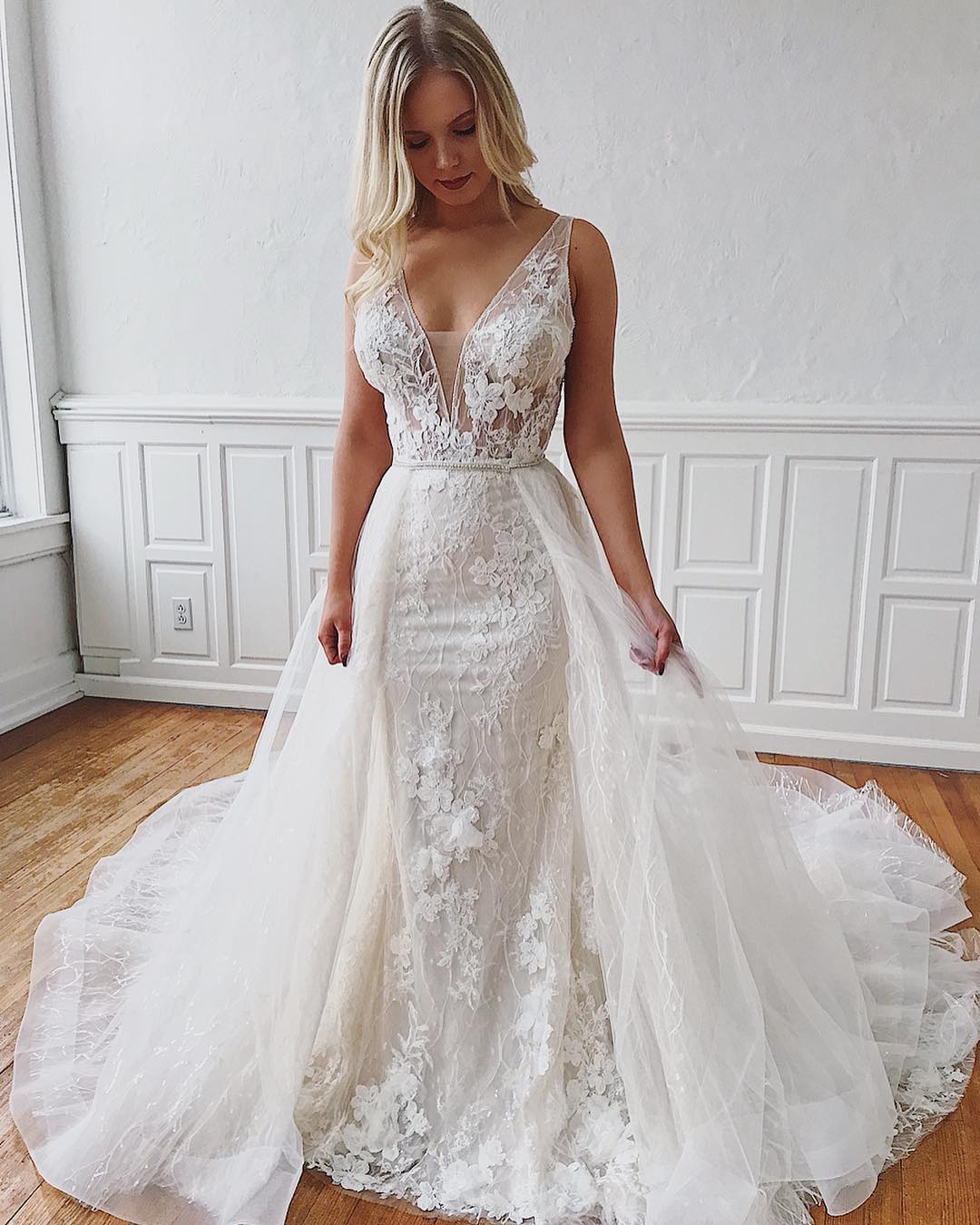 V-Neck Mermaid Detachable Wedding Dress With Glamorous Straps and Lace