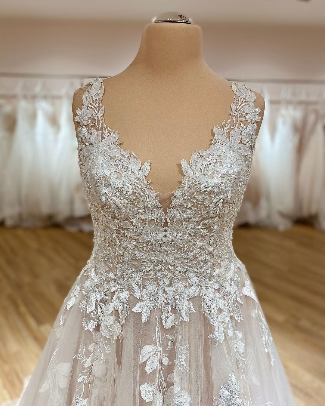 Elegant A-Line Deep V-neck Spaghetti-Straps Wedding Dress with Ruffles Tulle and Appliques Lace