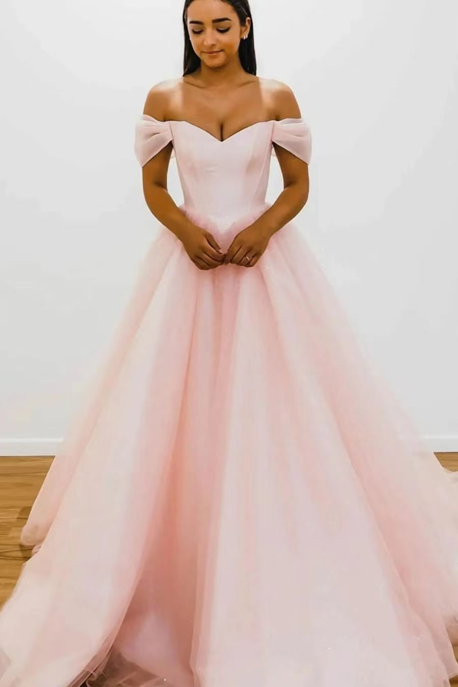 Elegant Blushing Pink V-Neck Evening Dress With Tulle and Off-The-Shoulder Strapless Design