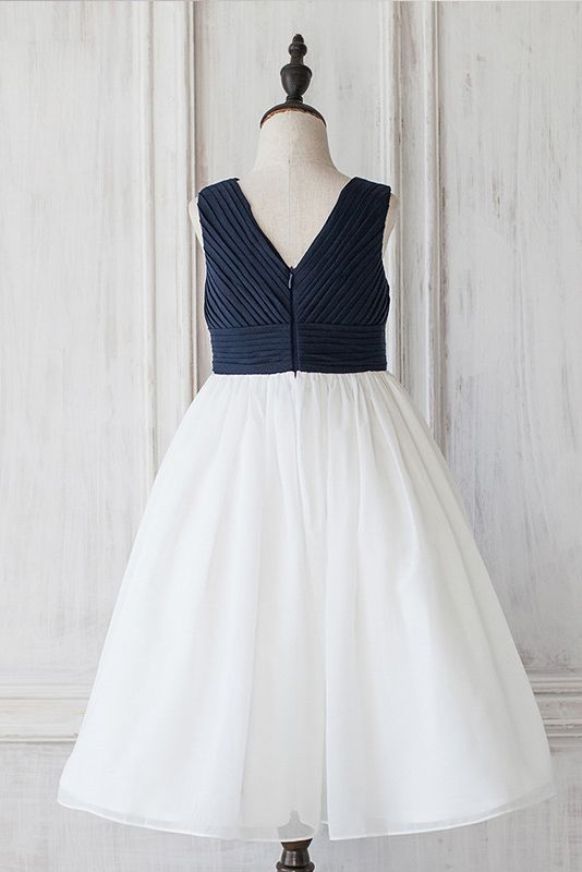 V Neck Sleeveless Flower Girl Dress in Tulle