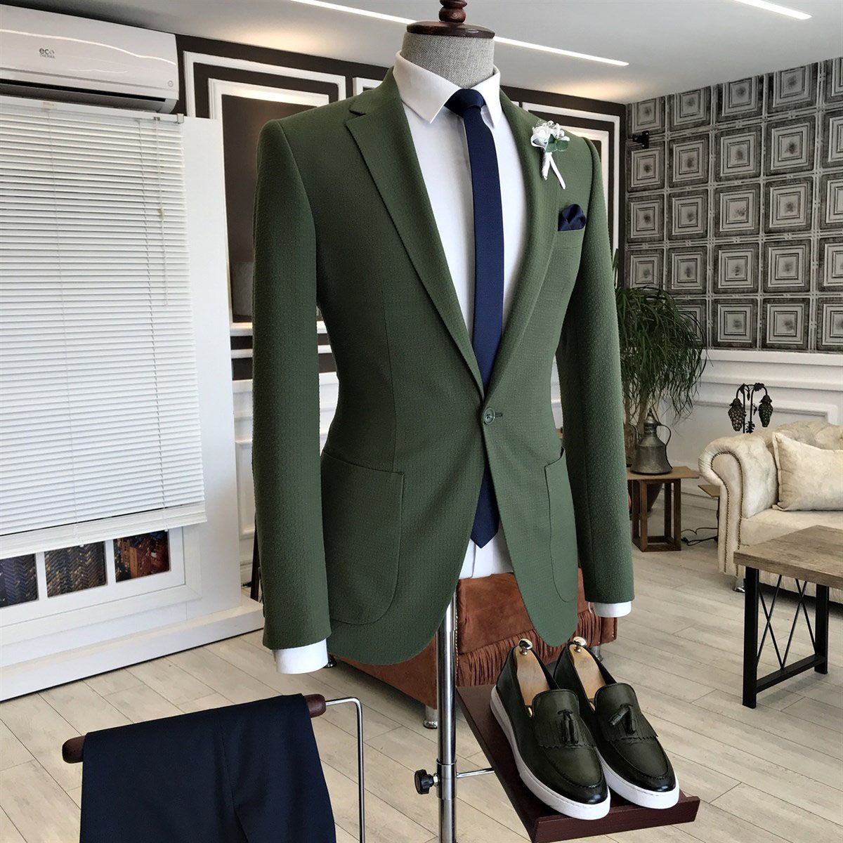 Elegant Dark Green Groom Suit with Notched Lapel for Prom