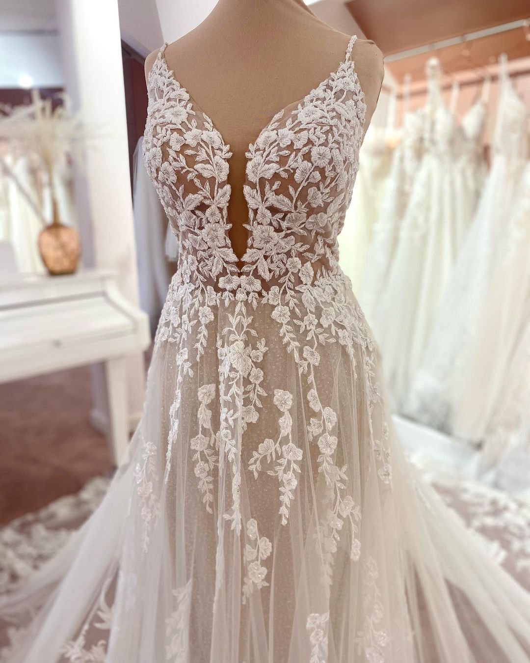 Long A-line V-neck Sleeveless Floral Lace Wedding Dress with Tulle Boho