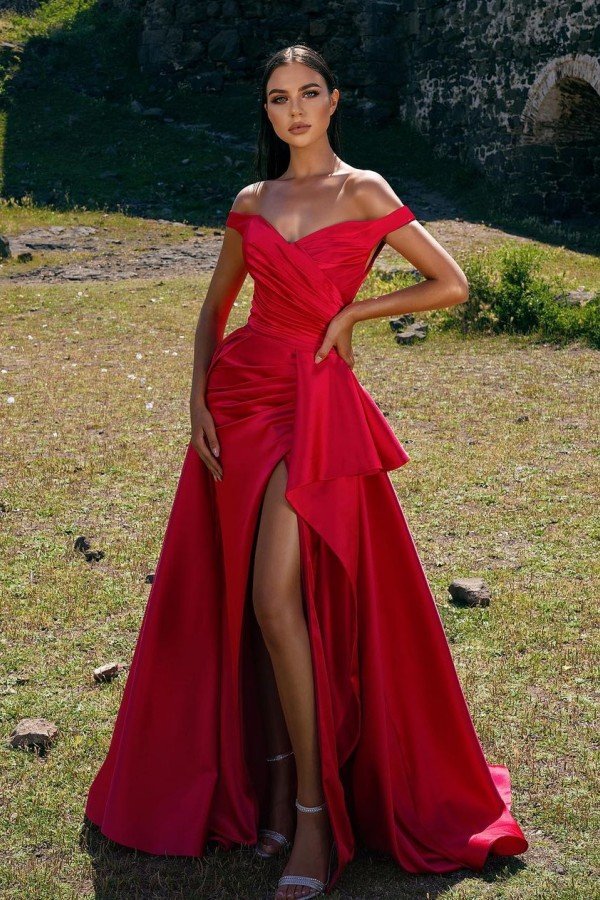 Red Strapless Split A-line Prom Dress for a Stylish Look