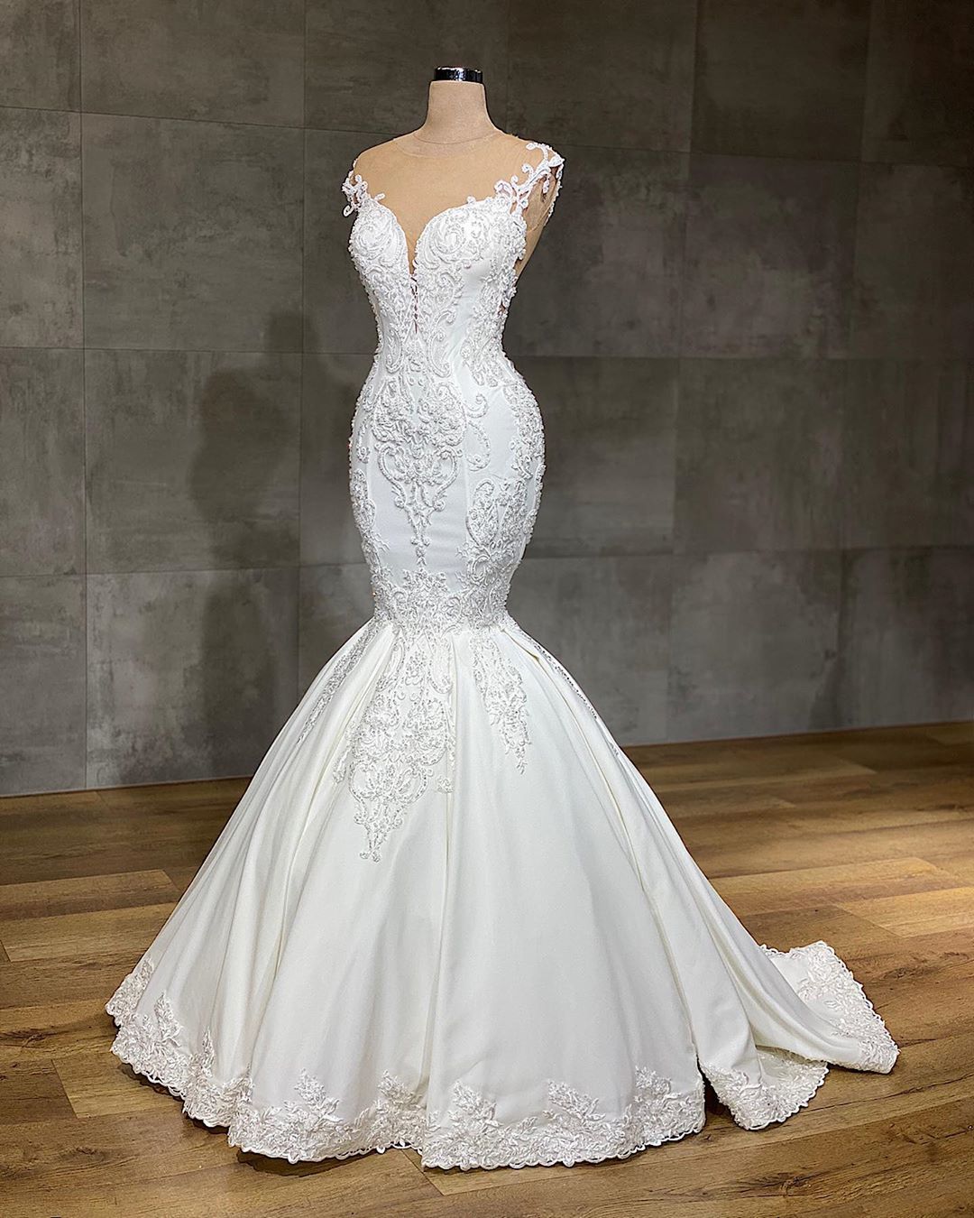 Elegant Lace V-neck Mermaid Wedding Dress with Appliques