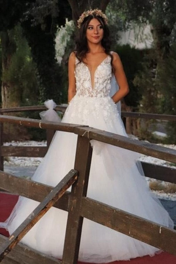 Gorgeous A-line V-neck Tulle Lace Wedding Dress With Appliques