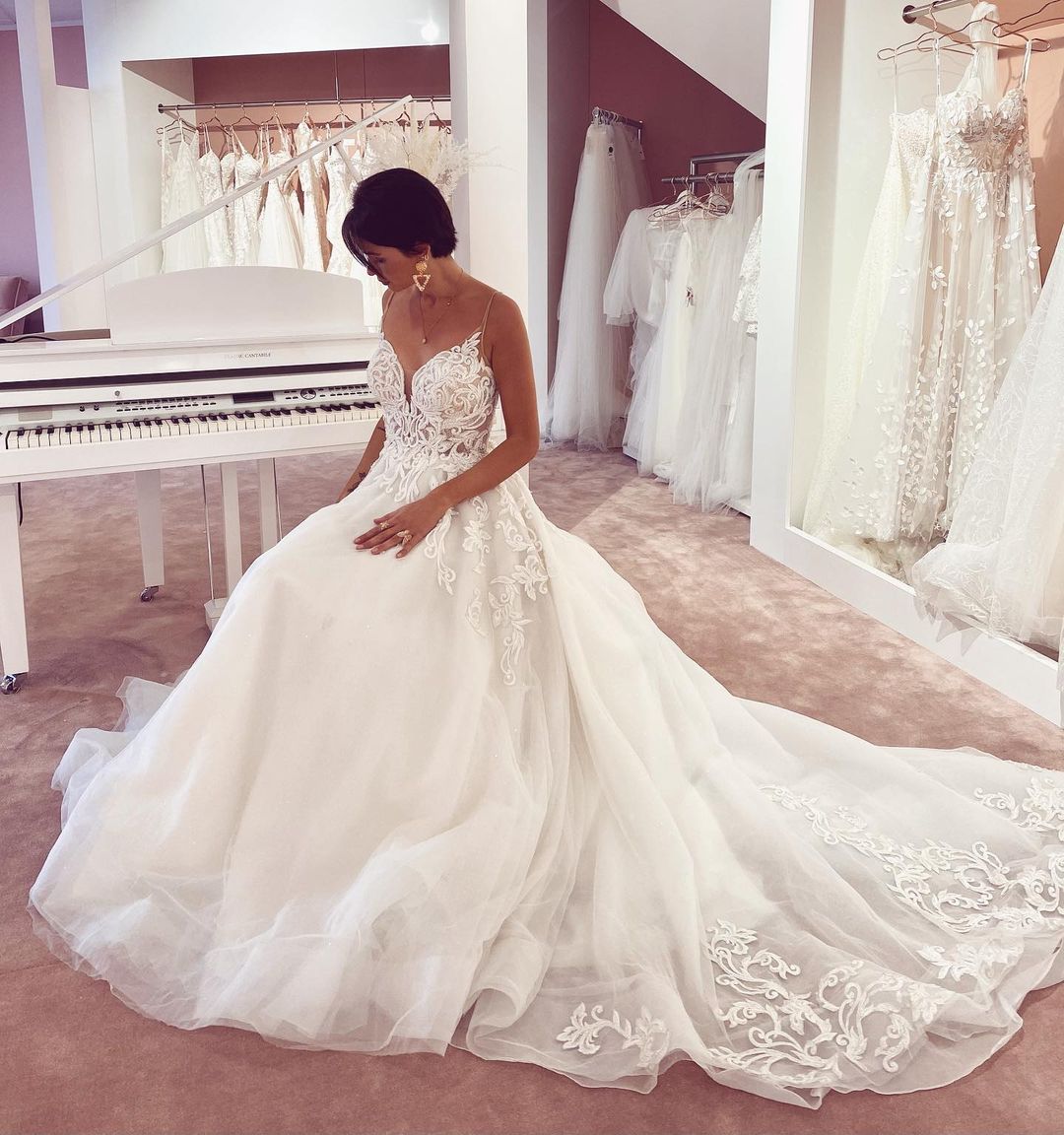 Glamorous A-Line V-neck Wedding Dress with Appliques Lace Tulle