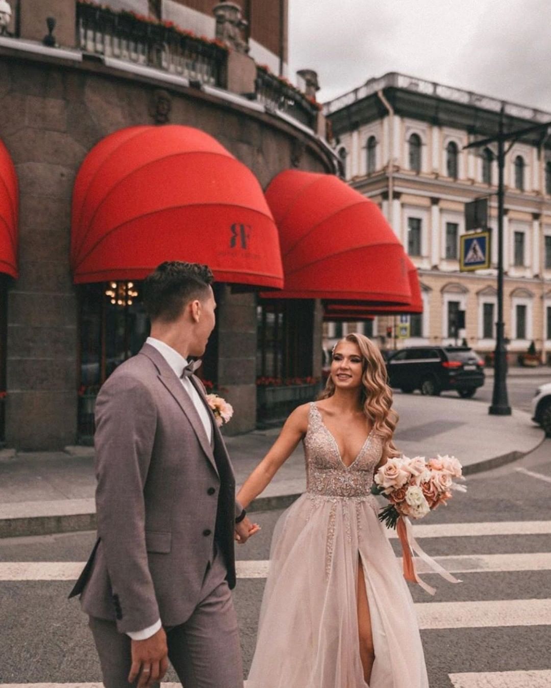 Elegant A-line V-neck Tulle Lace Wedding Dress With Slit Appliques