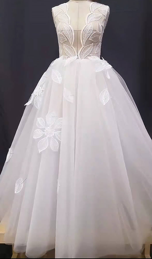 Elegant Sleeveless Tulle Wedding Dress With Appliques