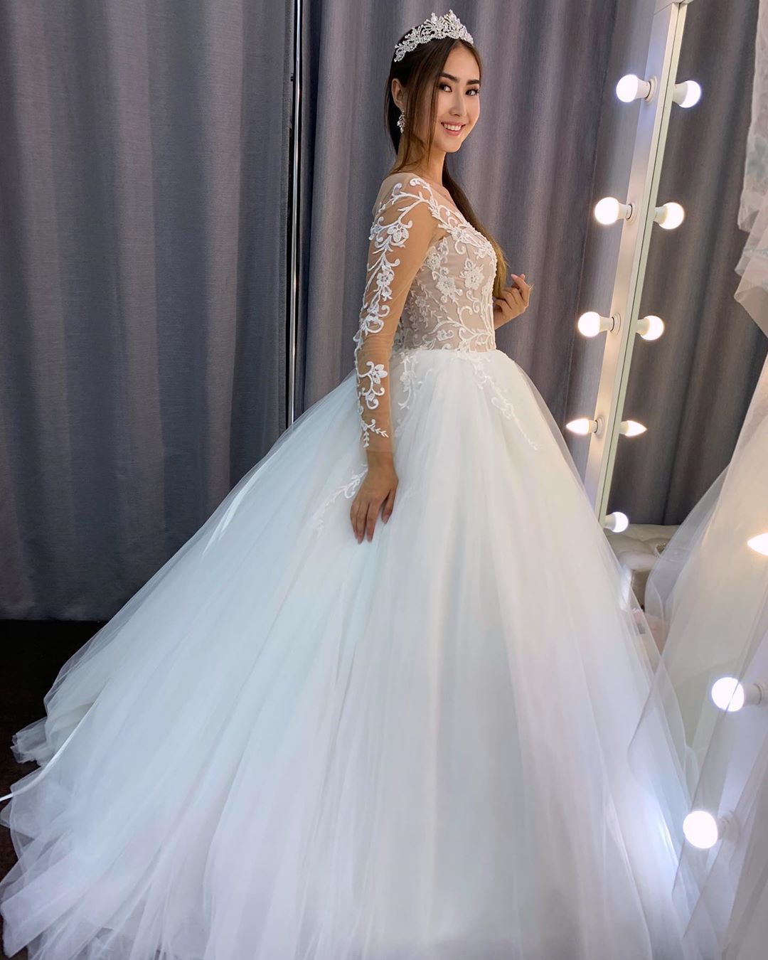 Gorgeous A-Line Tulle Long Sleeves Wedding Dress with Lace