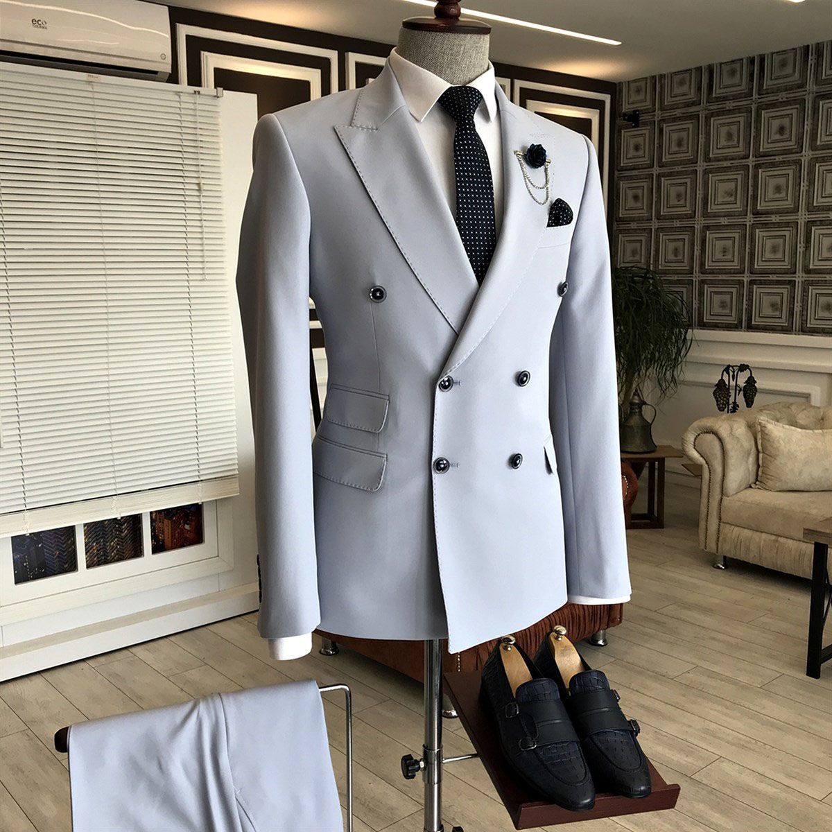 New Arrival Peaked Lapel Wedding Suit For Men with Double Breasted