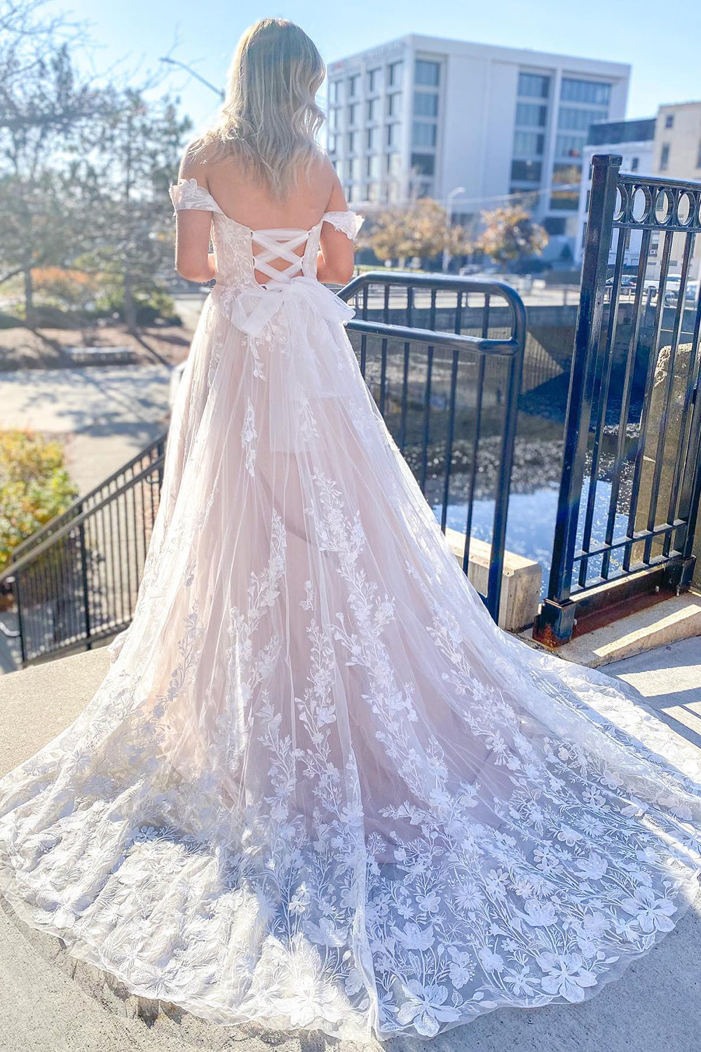 Attractive Sweetheart A-line Wedding Dress with Off-the-shoulder Tulle Appliques Lace