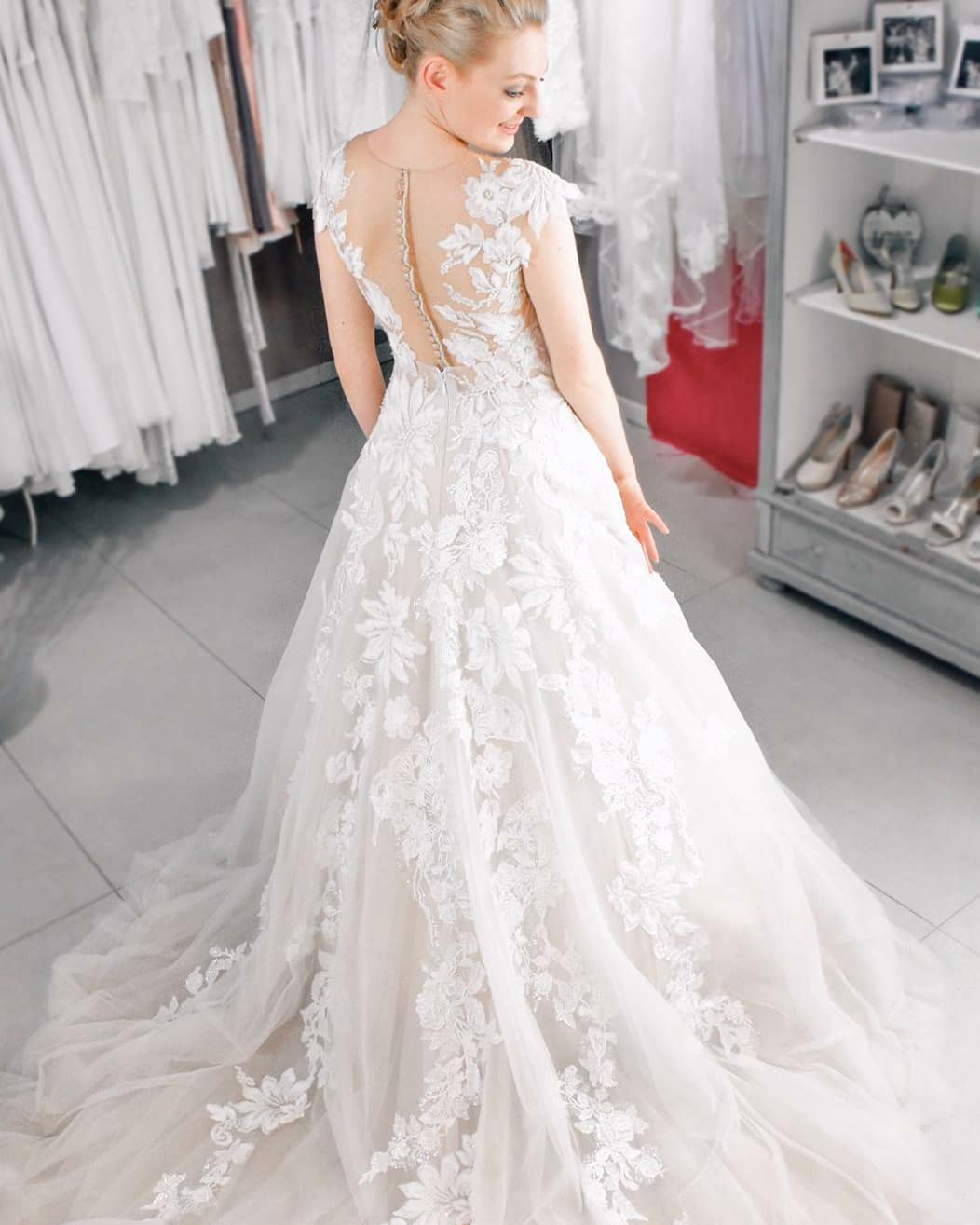 Beautiful A-Line Bateau Floor-length Tulle Wedding Dress With Appliques Lace and Pearls