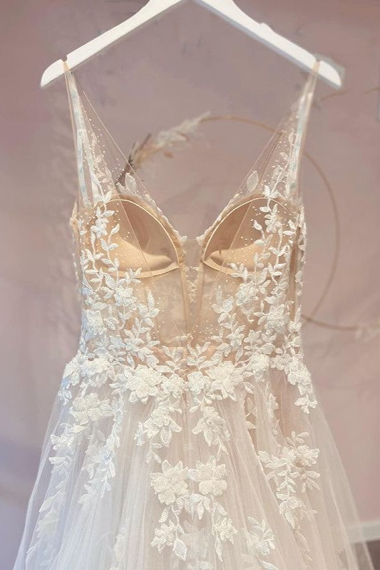 Sweetheart A-Line Tulle Wedding Dress with Spaghetti Straps and Appliques Lace