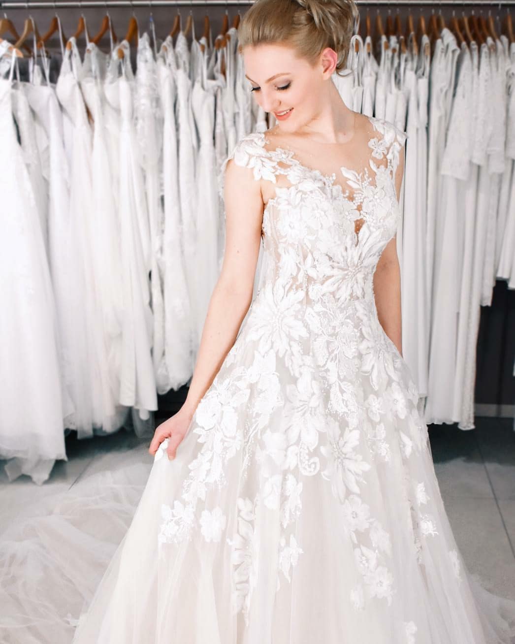 Beautiful A-Line Bateau Floor-length Tulle Wedding Dress With Appliques Lace and Pearls