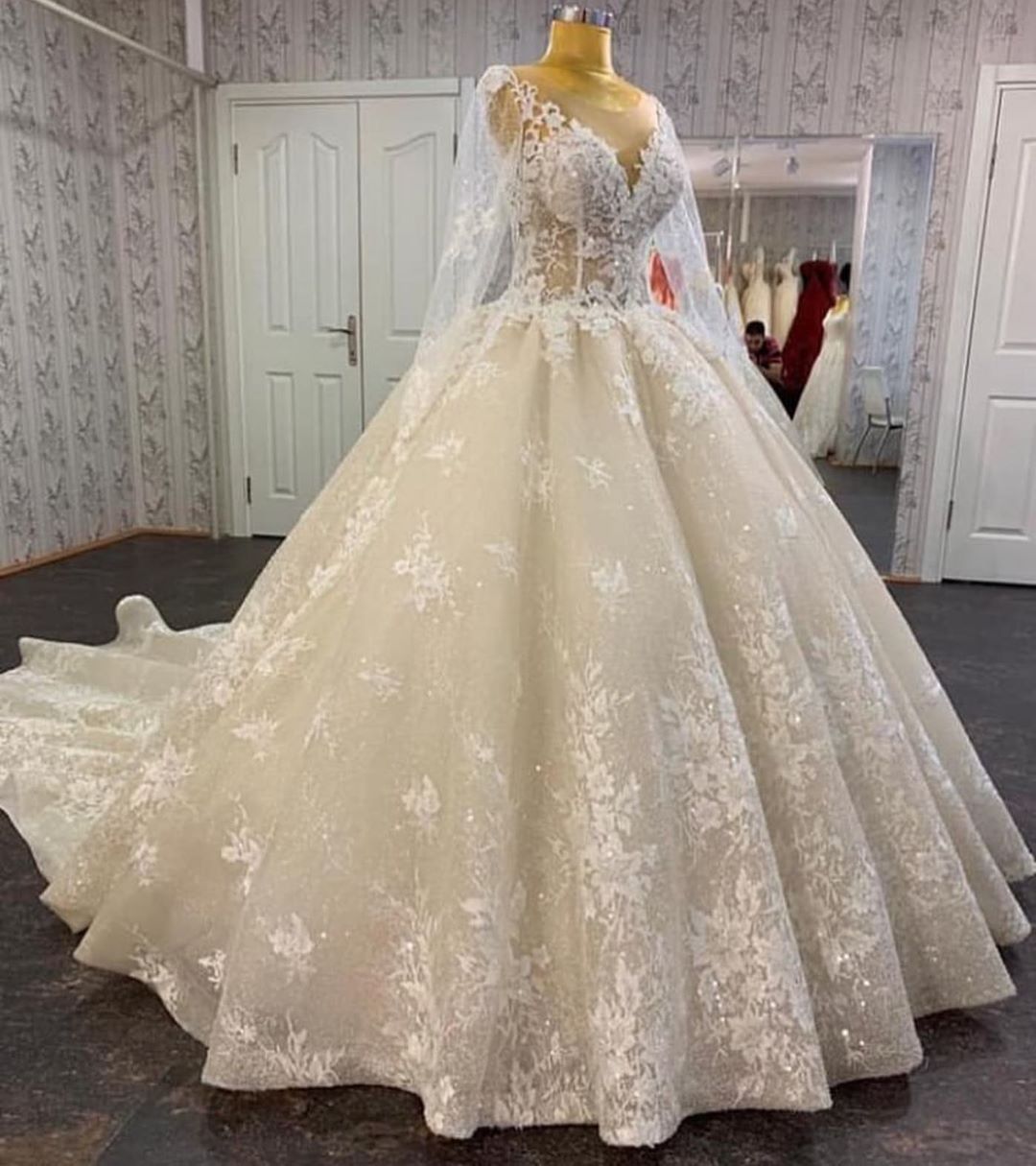 Vintage A-line Bateau Tulle Floor-length Wedding Dress with Lace Sequins Appliques