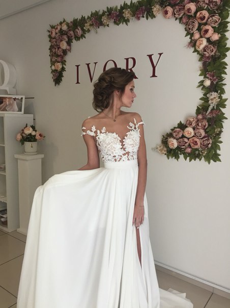 Elegant A-Line Chiffon Lace Wedding Dress With Side Slit Appliques and Ruffles