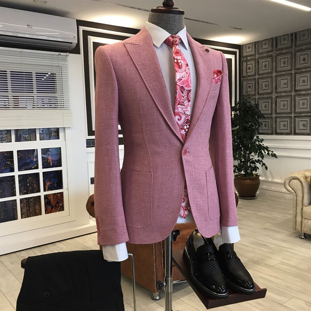 Simple Pink One-Button Suit: Perfect for the Stylish Gentleman