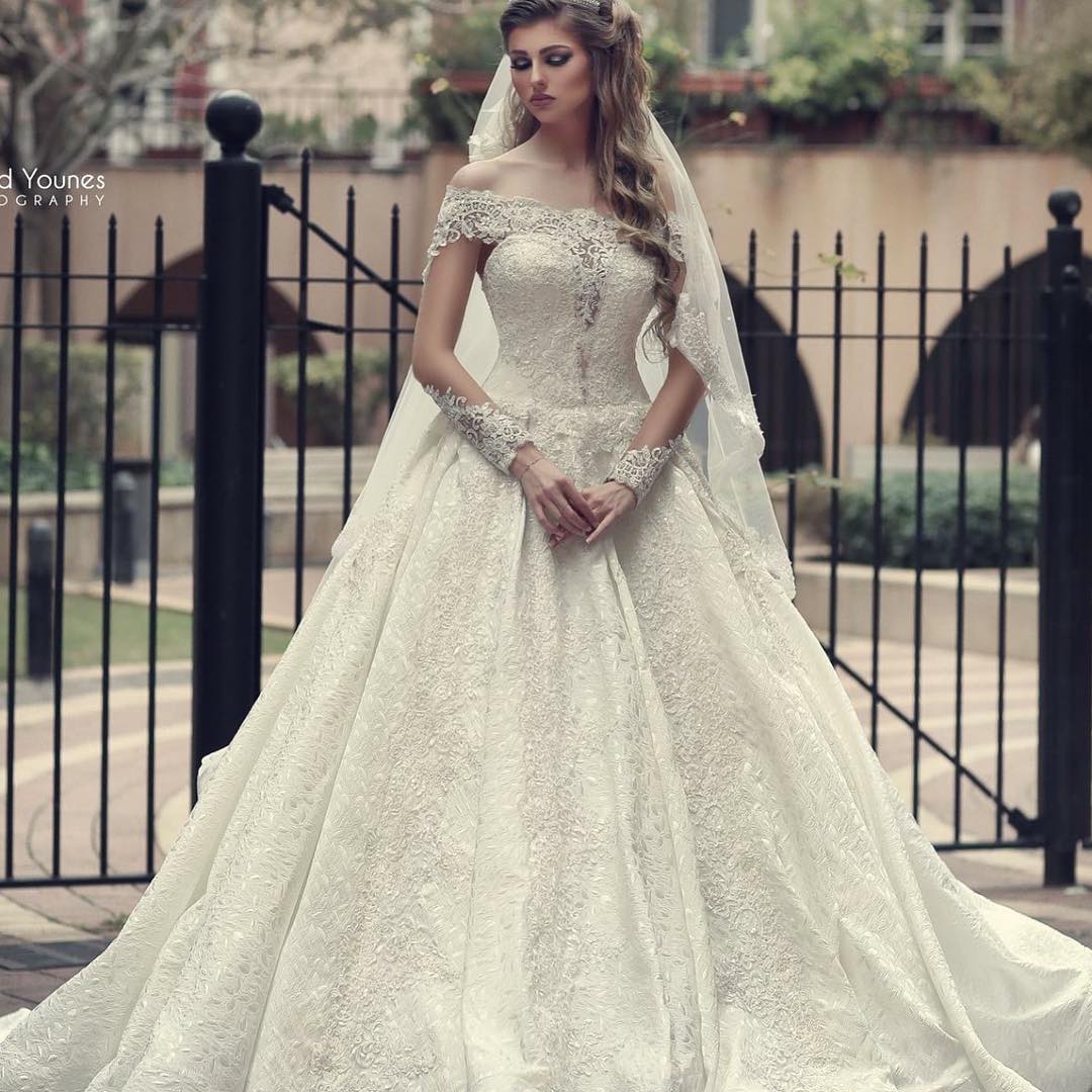 Elegant A-Line Off-the-Shoulder Wedding Dress with Appliques Lace