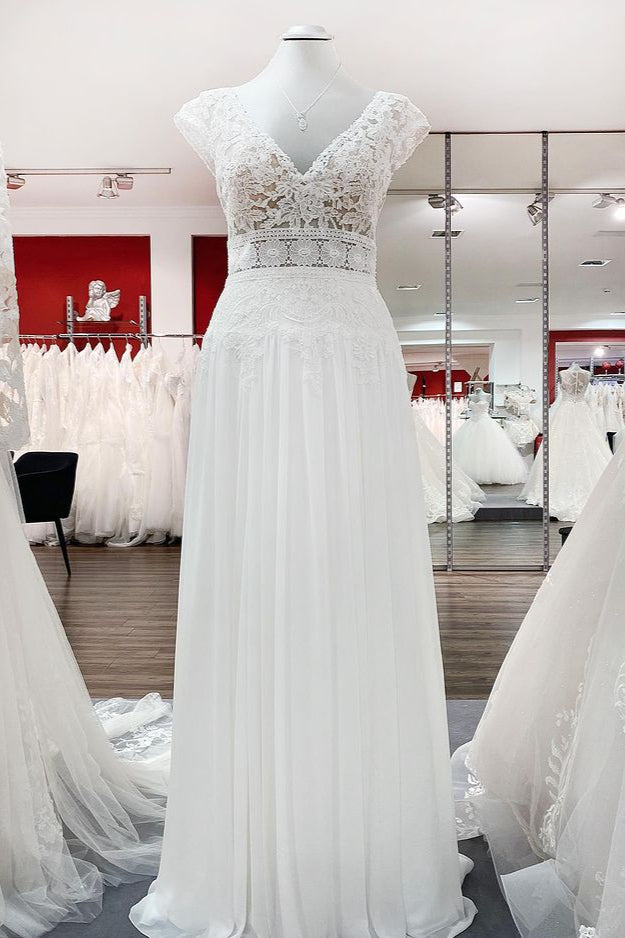 Elegant A-line V-neck Tulle Long Wedding Dress With Appliques Lace