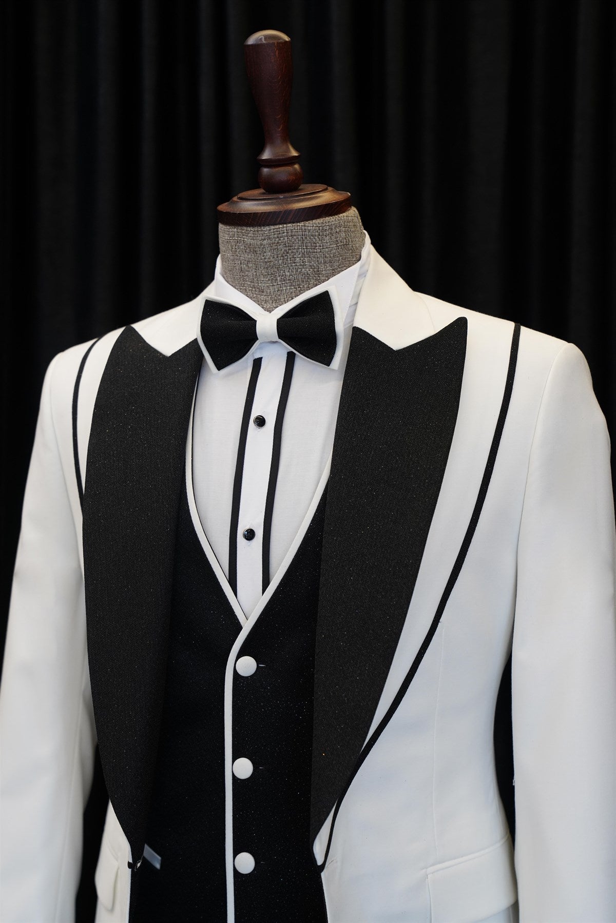 Abel Fashion White & Black Peaked Lapel Three Pieces Wedding Suit