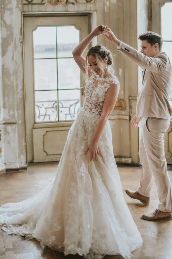 Elegant Boho A-line Tulle Wedding Dress with Lace Appliques