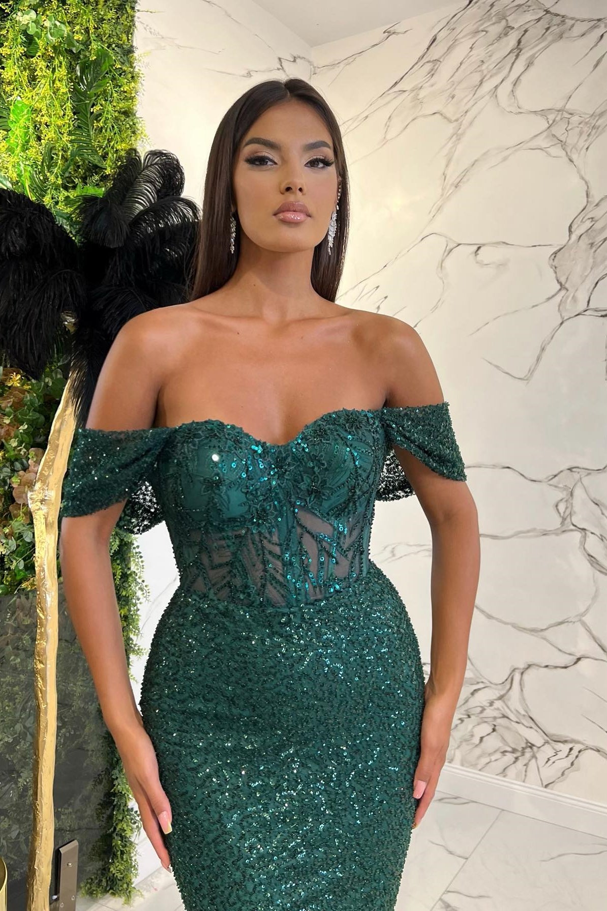 Elegant Dark Green Sweetheart Off-The-Shoulder Prom Dress with Applique Sequins