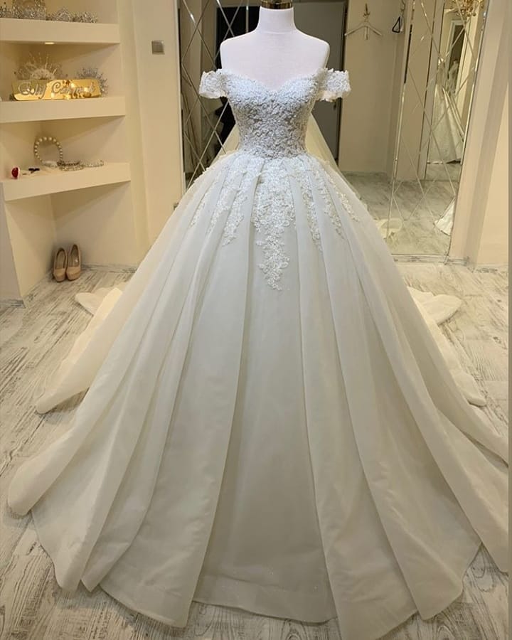 Elegant A-Line Sweetheart Off-the-Shoulder Ruffles Wedding Dress With Appliques Lace