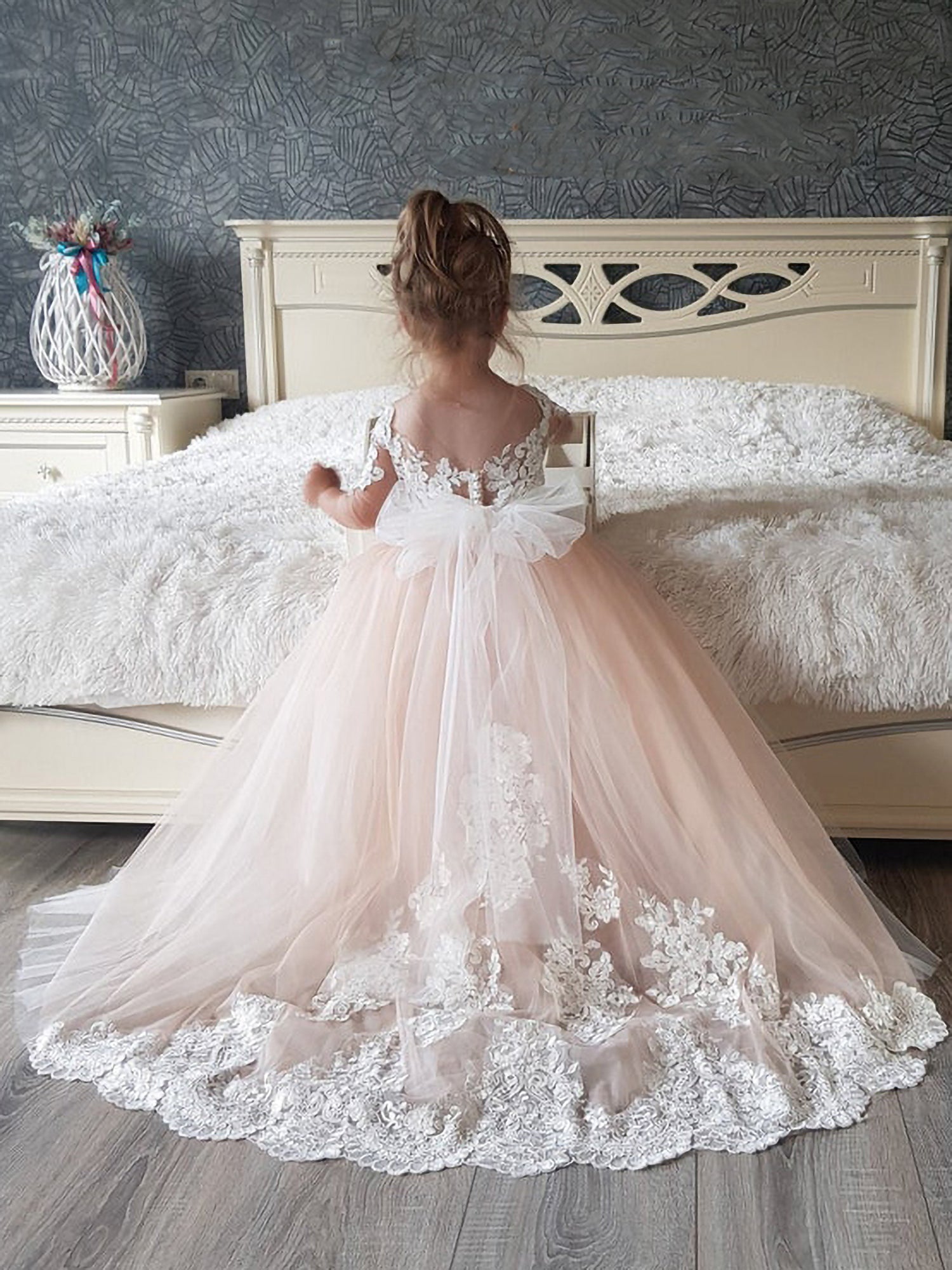 Gorgeous Half-Sleeves Tulle Lace Flower Girl Dress with Appliques and Bow