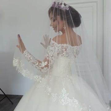 Beautiful Long Sleeves Off-the-Shoulder Ball Gown Wedding Dress with Appliques Lace