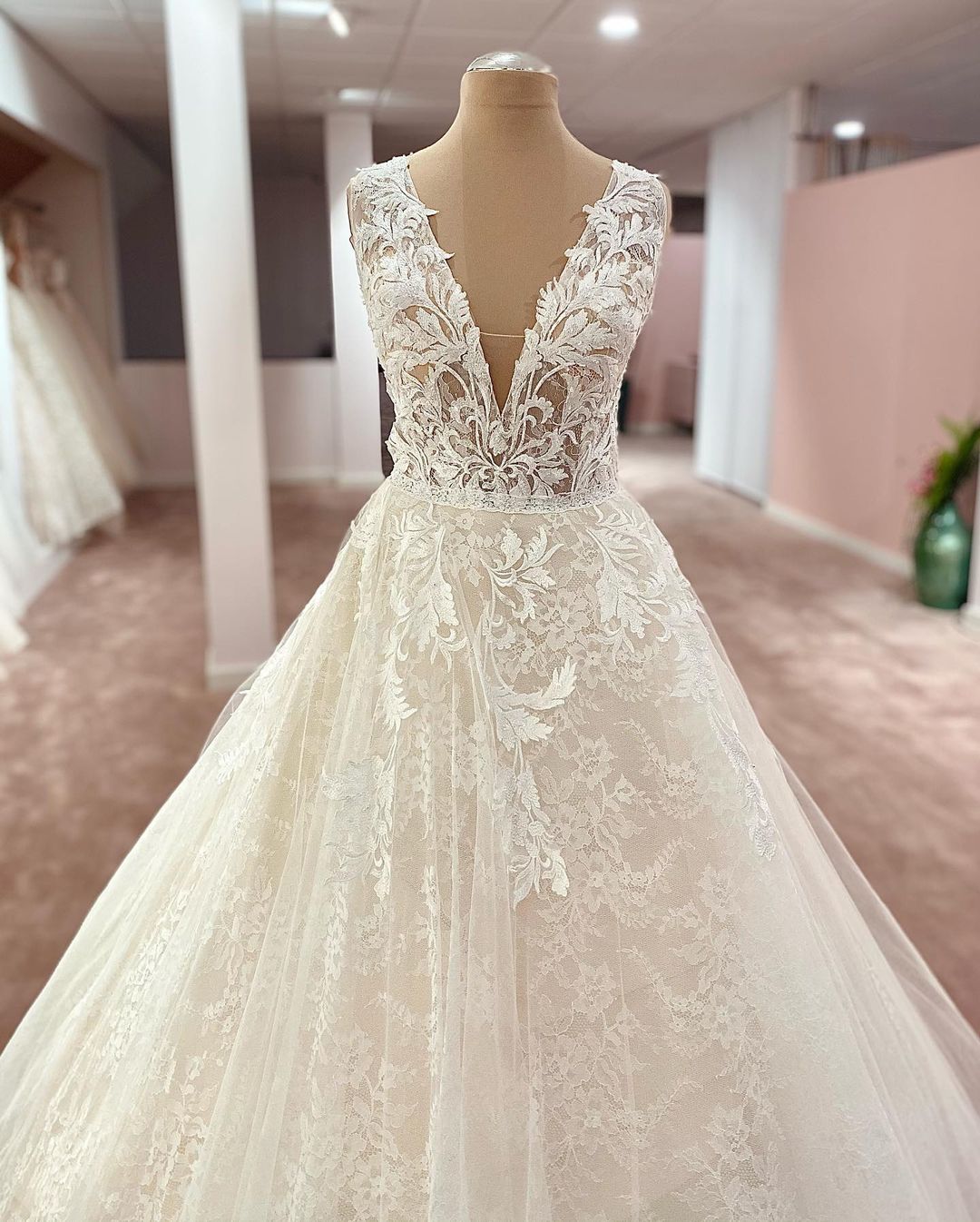 Elegant A-Line Wedding Dress with Appliques and Lace Tulle Detail