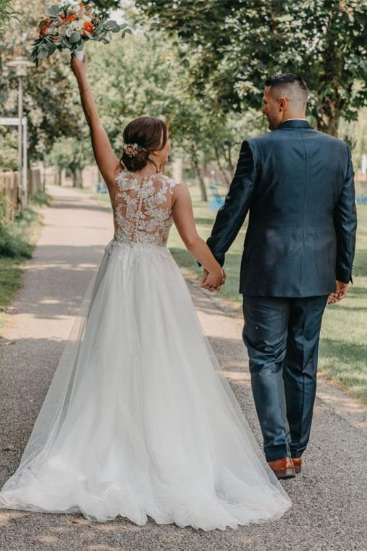 A Line Bateau Sleeveless Lace Wedding Dress with Tulle