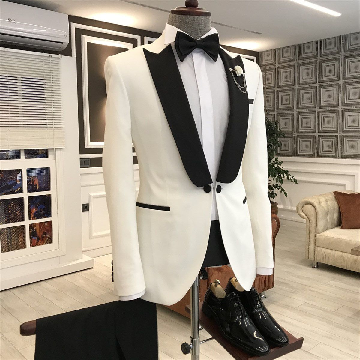 Elegant Prom Suit for Guys - White & Black Peaked Lapel with One Button