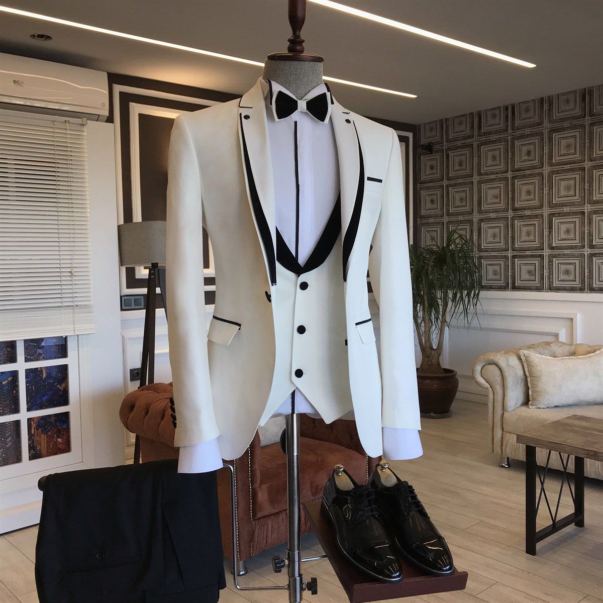 Elegant Black Designer Wedding Suits For Groom with White Notched Lapel