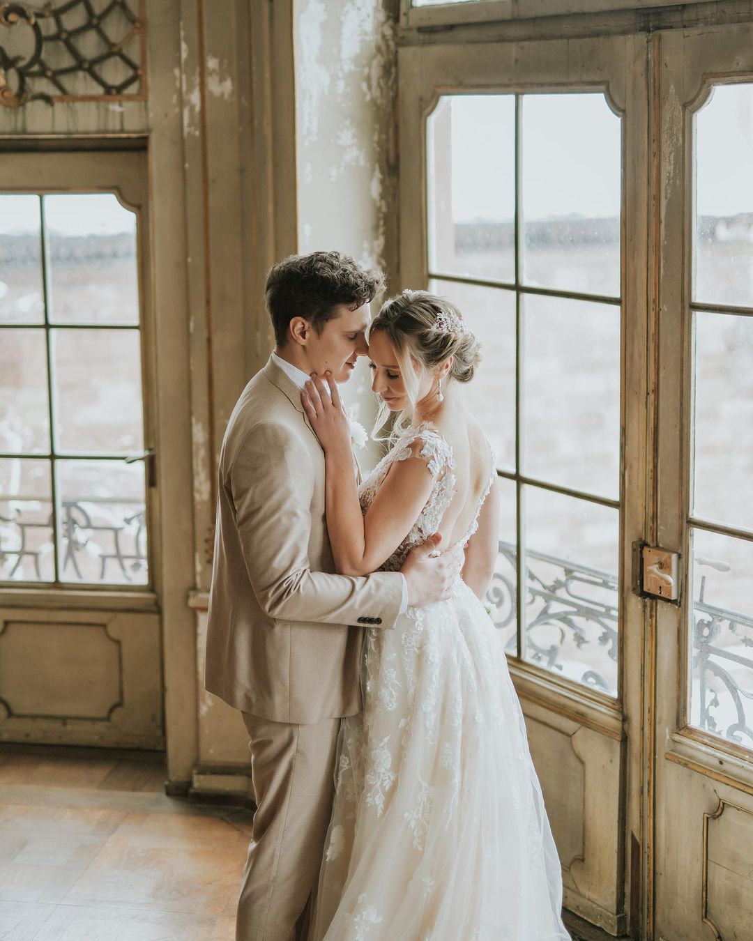 Elegant Boho A-line Tulle Wedding Dress with Lace Appliques