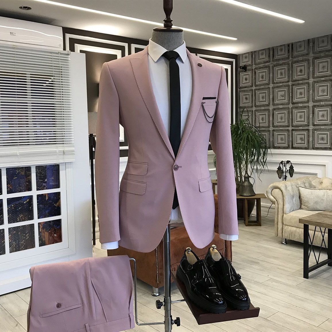 2022 Pink Peaked Lapel Wedding Suits for Men with 3 Flaps