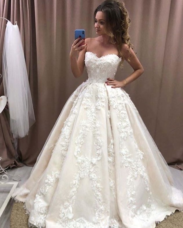 Romantic Long Ball Gown Sweetheart Wedding Dress with Floral Appliques Lace