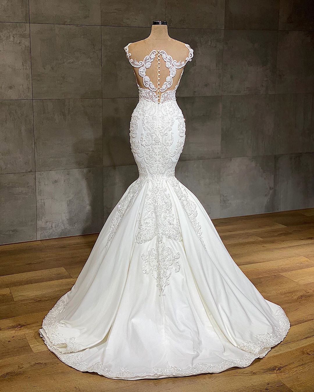 Elegant Lace V-neck Mermaid Wedding Dress with Appliques