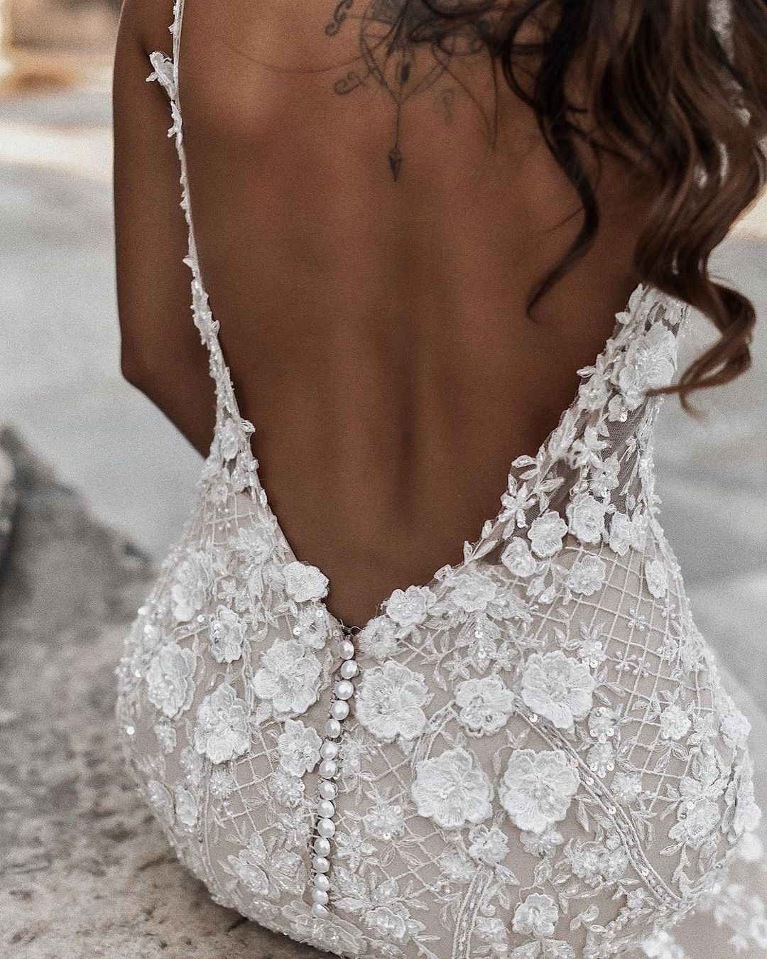 Elegant Long Mermaid V-neck Floral Wedding Dress With Lace Backless