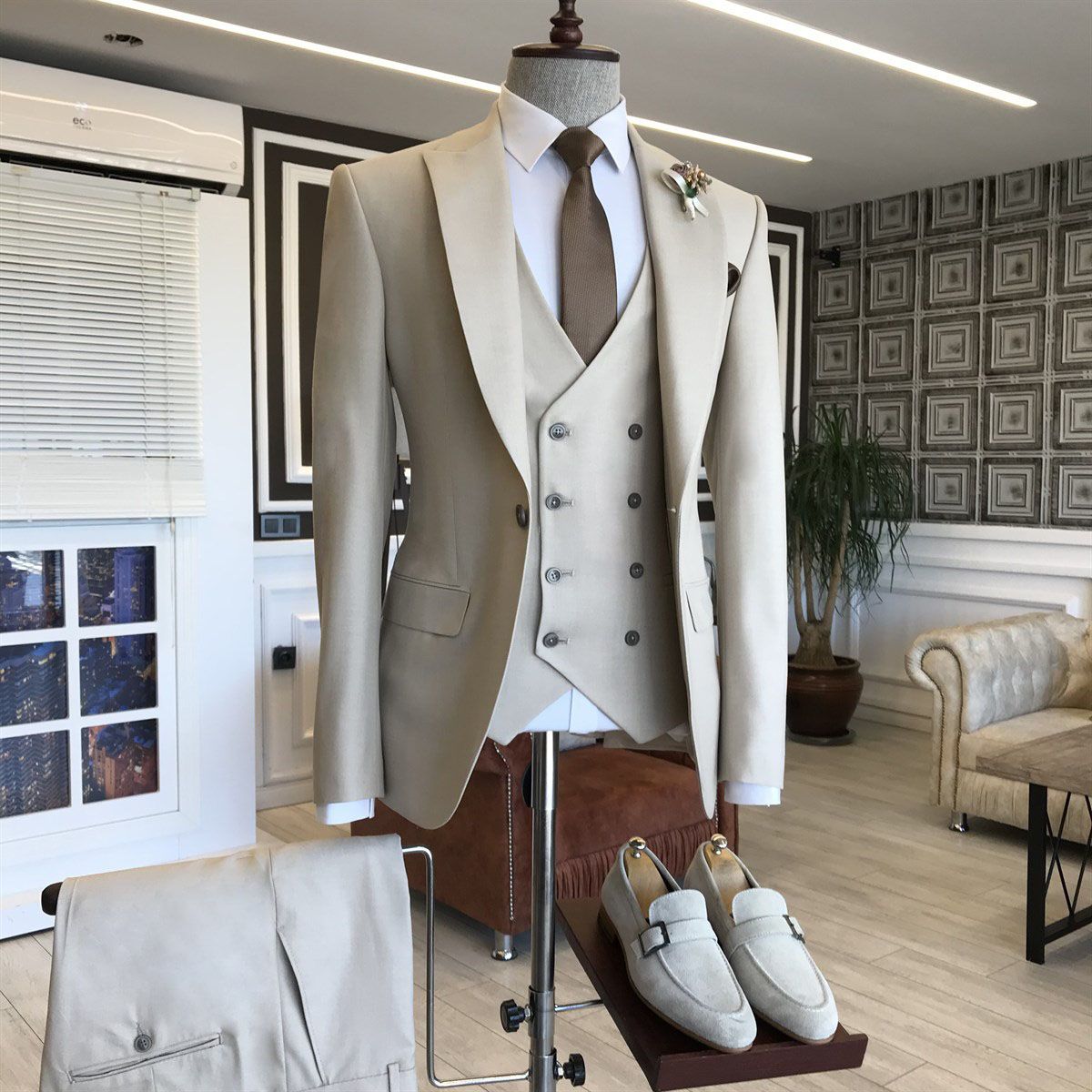 Elegant 3 Piece Light Khaki Wedding Blazer Suit with Peaked Lapel