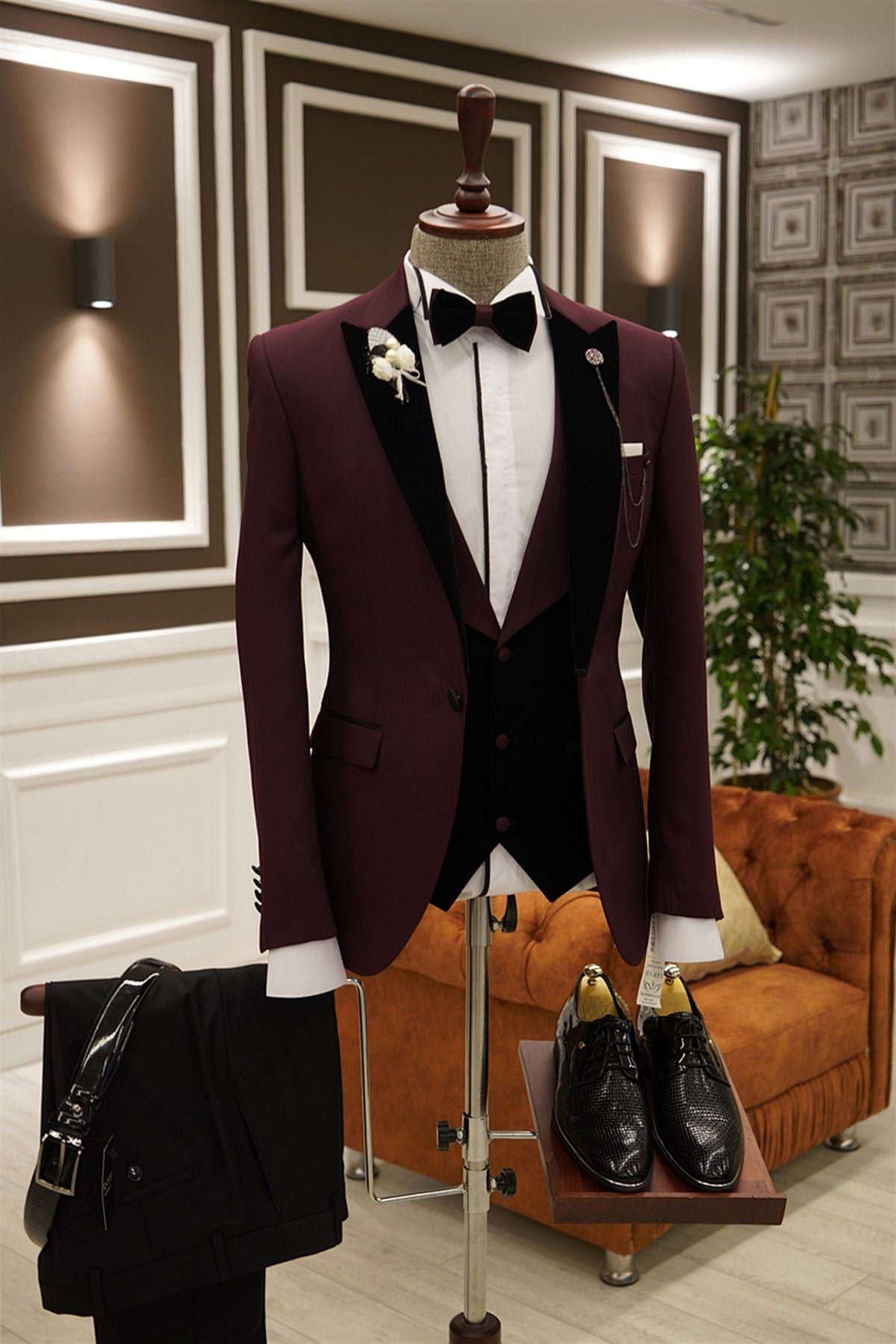 Stylish 3 Piece Prom Suits with Burgundy Peaked Lapels