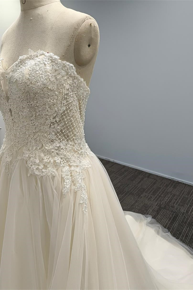 Sleeveless Sweetheart Tulle A Line Wedding Dress with Appliques