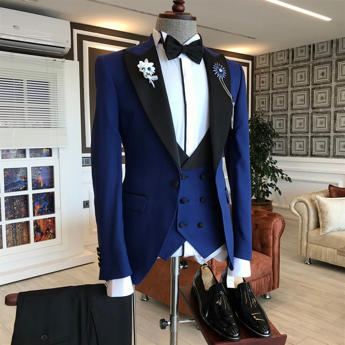 2022 Stylish Dark Blue Groom Wedding Suits with Peaked Lapel