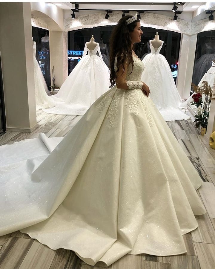 Elegant Long Sleeves Princess Sweetheart Satin Wedding Dress With Appliques