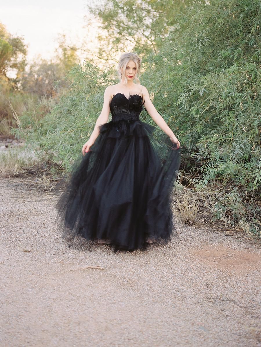 Classy Black Long Sweetheart Open Back Wedding Dress With Lace Tulle