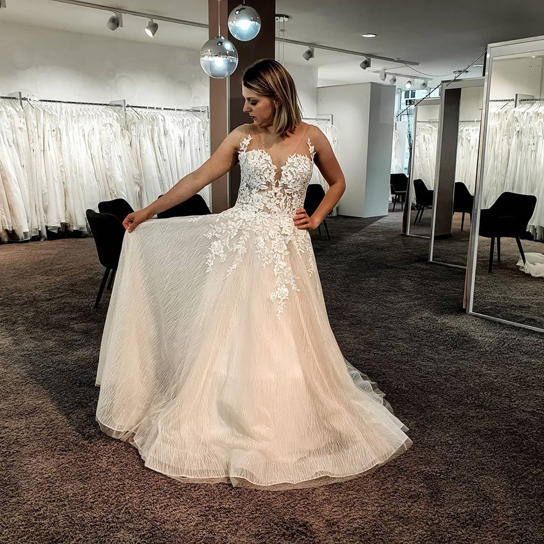 Gorgeous Long A-line V-neck Floor-length Backless Wedding Dress with Tulle Lace