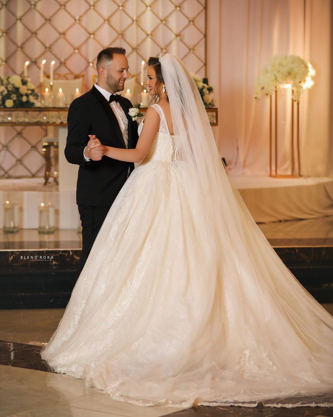 Glamorous V-neck Tulle Wedding Dress with Lace Appliques