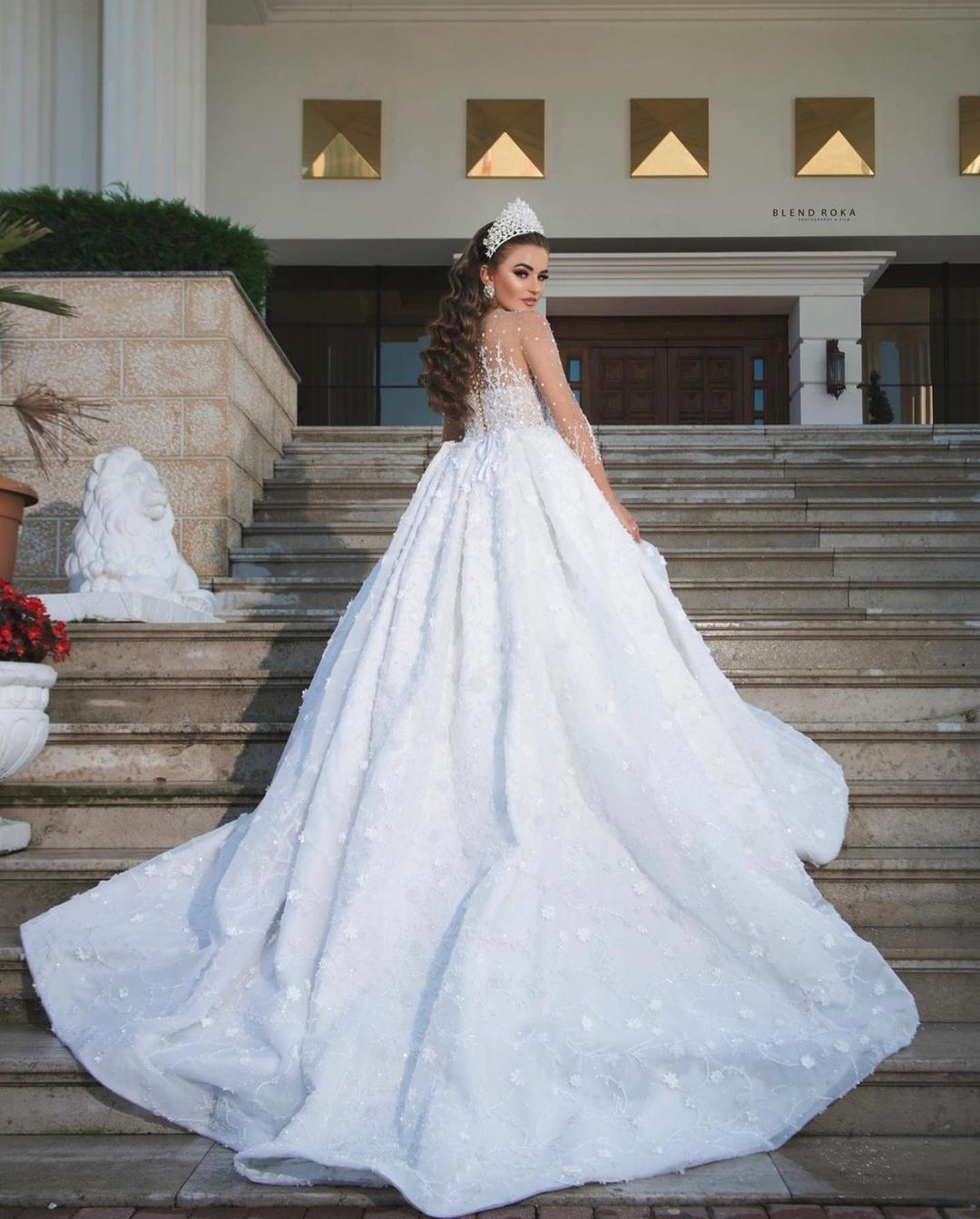 Luxury Long Ball Gown Sweetheart Wedding Dress with Sleeves and Beads